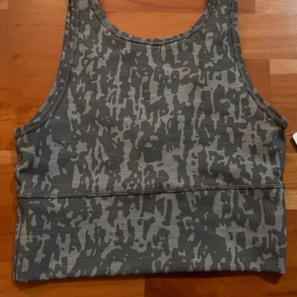Lululemon power pivot tank size 4 NWOT excellent
